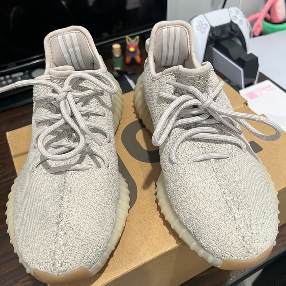 Yeezy Boost 350 V2 - Picture 2 of 6